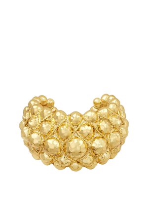Bracelet large en or avec une surface texturée, semblable à des bulles, et des détails en forme de losange entourant sa forme incurvée.