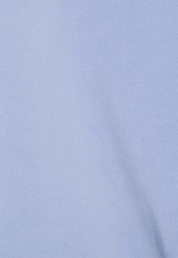 Tessuto di cotone azzurro chiaro con una texture liscia, caratterizzato da un aspetto uniforme, privo di motivi o dettagli visibili.
