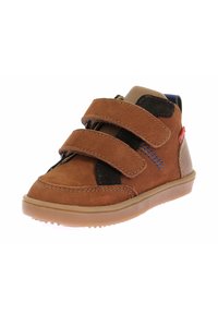 Zapato de ante marrón para toddler con acentos negros, triple tiras de Velcro, punta redondeada y suela de goma con textura para un mejor agarre.