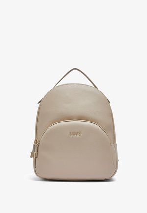 Sac à dos en cuir beige avec poche avant zippée, poignée supérieure et tirettes de fermeture éclair dorées, marqué "LIU JO" en lettres dorées.