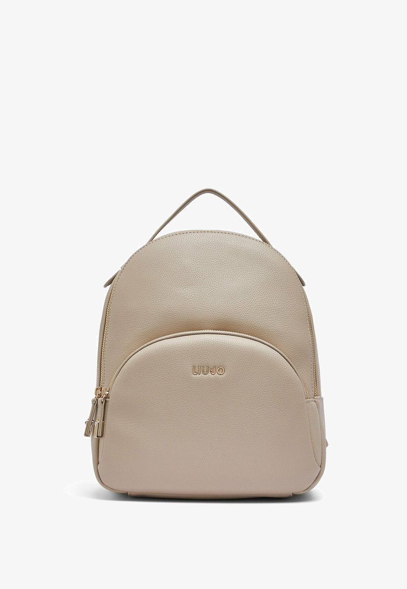 Sac à dos en cuir beige avec poche avant zippée, poignée supérieure et tirettes de fermeture éclair dorées, marqué "LIU JO" en lettres dorées.