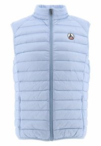 Ljusblå ärmlös väst med hög krage, kviltat mönster och framknäppning med dragkedja. Har en liten rund logotyp på vänster bröst.