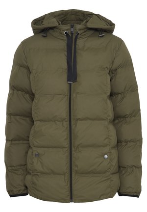 Zielona oliwkowa kurtka puchowa z kapturem, z zamkiem błyskawicznym z przodu, czarnymi akcentami i detalami na zatrzaski. Wykonana z pikowanego, izolowanego materiału.