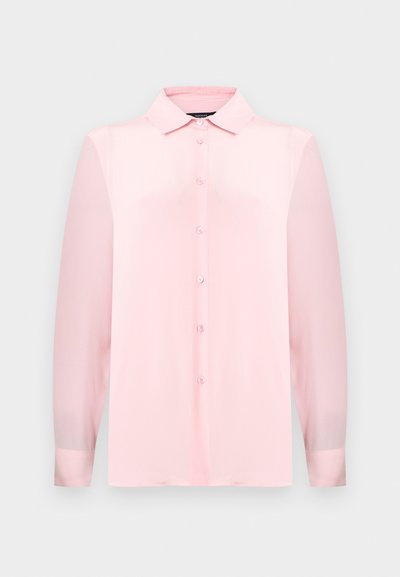 Ροζ ανοιχτόχρωμο πουκάμισο με μακριά μανίκια και κουμπιά, κατασκευασμένο από διάφανο ύφασμα, με κλασικό γιακά και πέντε κουμπιά μπροστά. Οι μανσέτες είναι επίσης διάφανες.