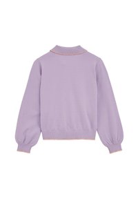 Pull tricot violet avec un col à revers, manches longues bouffantes, poignets et ourlet côtelés, rehaussé de détails de couture orange.
