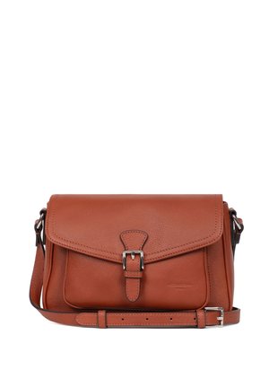 Borsa a tracolla in pelle marrone chiaro con chiusura a pattina, hardware in metallo argentato, tracolla regolabile e superficie testurizzata.
