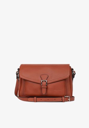 Torebka crossbody w kolorze tan, wykonana ze skóry, z zamknięciem na klapkę, srebrnym zapięciem, regulowanym paskiem oraz teksturowaną powierzchnią.