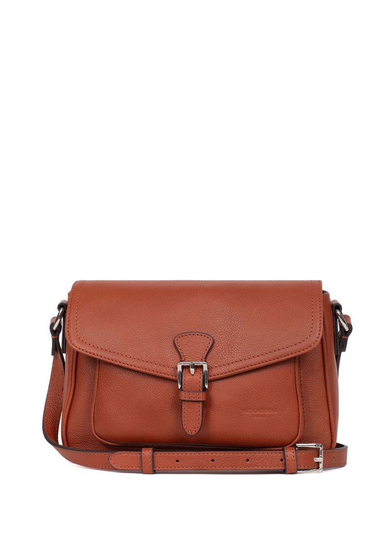 Borsa a tracolla in pelle marrone chiaro con chiusura a pattina, hardware in metallo argentato, tracolla regolabile e superficie testurizzata.