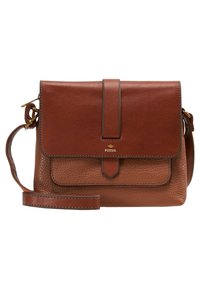 Brązowa skórzana torba crossbody marki Fossil z teksturowaną przednią kieszenią, zapięciem na klapkę i regulowanym paskiem.