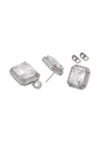 Firkantede klare stengemse earrings med sølvindstillinger og sommerfuglebags, vist fra flere vinkler på en hvid baggrund.