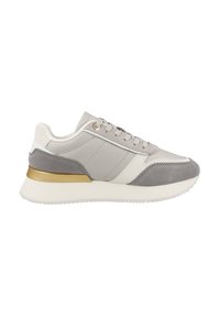 Sneaker sportive grigie con materiali misti: pelle liscia, dettagli in suede e un elemento metallico dorato sul tallone. Chiusura con lacci.