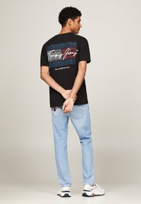 Tommy Jeans FLAG BACK LOGO  - Camiseta estampada - black