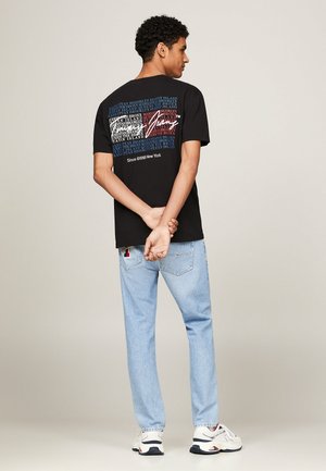 Tommy Jeans FLAG BACK LOGO  - Camiseta estampada - black