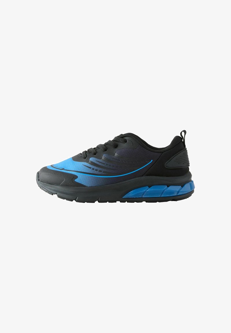 Chaussure de sport noire et bleue avec lacets à l'avant, semelle texturée et talon rembourré, conçue pour la course ou un usage décontracté.