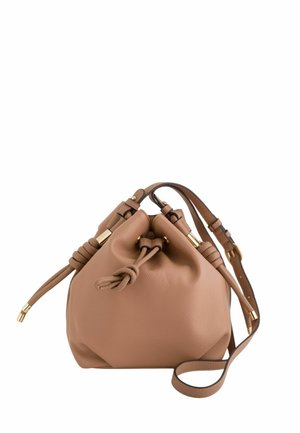 Brązowa skórzana torba typu bucket z zapięciem na sznurek, ozdobą w postaci węzła oraz regulowanym paskiem na ramię ze złotym wykończeniem.