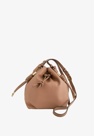 Bolso bombonera de cuero marrón con cierre de cordón, detalle anudado y correa ajustable para el hombro con herrajes de tono dorado.