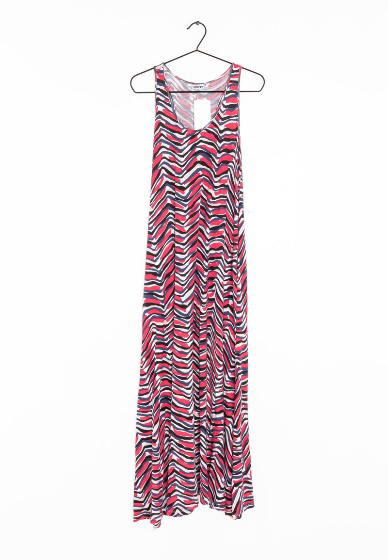 Robe maxi sans manches avec imprimé zèbre ondulé rouge, noir, rose et blanc suspendue sur un cintre en fil métallique noir sur fond blanc.