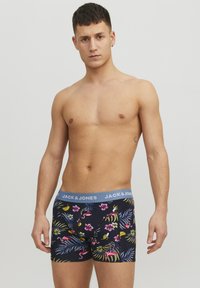Marineblaue Boxershorts mit einem tropischen Muster, das rosa Flamingos und bunte Blumen zeigt. Elastischer Bund mit "JACK & JONES" Branding.