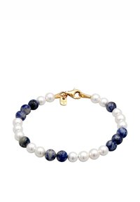 Armband i pärla och sodalit med växlande vita pärlor och djupblå sodalitstenar, avslutad med en guldfärgad kräftklämma.
