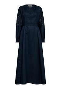 Rochie lungă de culoare bleumarin cu mâneci lungi, cu un corsaj ajustat, decolteu plisat și accente de dantelă brodată pe mâneci. Fabricată dintr-un material texturat.