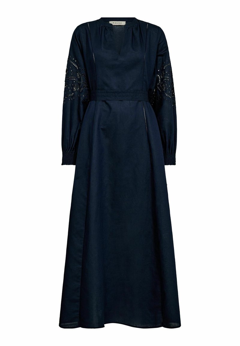 Rochie lungă de culoare bleumarin cu mâneci lungi, cu un corsaj ajustat, decolteu plisat și accente de dantelă brodată pe mâneci. Fabricată dintr-un material texturat.