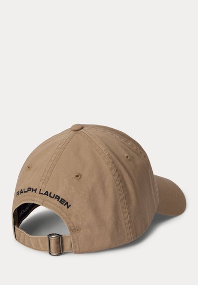 Καπέλο μπέιζμπολ χακί κατασκευασμένο από βαμβακερό τουίλ. Καμπυλωτό γείσο, ρυθμιζόμενο λουράκι στο πίσω μέρος και κεντημένο λογότυπο στο πίσω μέρος. Λείος υφής.