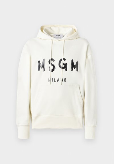 Biała bluza z kapturem z przednią kieszenią, czarny napis "MSGM MILANO" na klatce piersiowej oraz sznurki przy dekolcie.