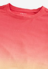 Next DIP DYE REGULAR FIT - Printtipaita - yellow orange