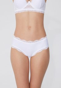 Białe majtki z koronkowym wykończeniem, wykonane z miękkiego materiału o gładkiej teksturze, z kwiecistymi akcentami koronki wzdłuż talii i otworów na nogi.
