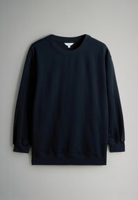 Jūras zila sporta krekls izgatavots no mīksta auduma, ar apaļu kakla izgriezumu, garām piedurknēm un brīvu piegriezumu. Nav redzamu rakstu vai akcentu.