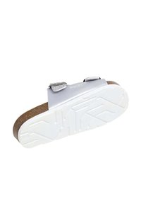 Korkfotbäddssandal med vit gummisål, ljusgrå rem och justerbara spännen i silver. Platt, formad design för komfort.