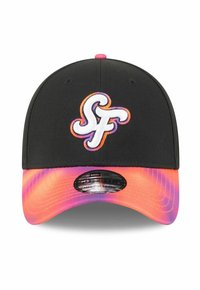Schwarze Baseballkappe mit weißem und orangefarbenem "SF"-Logo vorne und einem lila-orangefarbenen Batikmuster auf dem gebogenen Schirm.