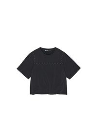 Czarny t-shirt krótki rękaw wykonany z miękkiego materiału, ozdobiony poziomym rzędem metalowych ćwieków na klatce piersiowej dla dodatkowego efektu.
