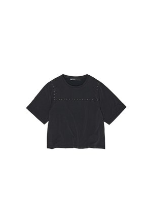 Schwarzes T-Shirt mit kurzen Ärmeln aus weichem Material, das eine horizontale Reihe von metallischen Nieten über der Brust für zusätzliche Details aufweist.