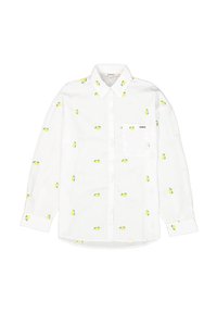 Camisa blanca de manga larga con patrones de frutas en amarillo y verde, que presenta un diseño de botones y un único bolsillo en el pecho con detalle de logo.