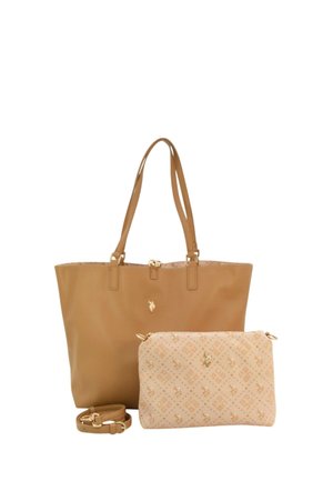 Due borse tote beige, una semplice con spallacci e una più piccola con un logo a motivo, più una tracolla staccabile su sfondo bianco.