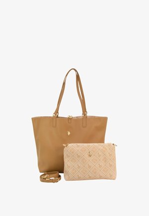 Due borse tote beige, una semplice con spallacci e una più piccola con un logo a motivo, più una tracolla staccabile su sfondo bianco.