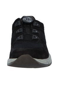 Schwarzer Sportschuh mit einem strukturierten Obermaterial aus Wildleder und Mesh, ausgestattet mit verstellbaren Schnürsenkeln und einer Gummisohle mit einem markanten Profil.