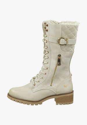 Bottes beiges montant jusqu'aux genoux avec un design matelassé, des accents dorés, un laçage à l'avant, une fermeture éclair sur le côté et une semelle épaisse brune. Doublure en fausse fourrure.