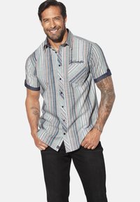 Kurzärmliges Button-up-Hemd mit einem mehrfarbigen Streifenmuster, ausgestattet mit einer Brusttasche und dunkelblauen Ärmelsäumen. Der Stoff scheint leicht zu sein.