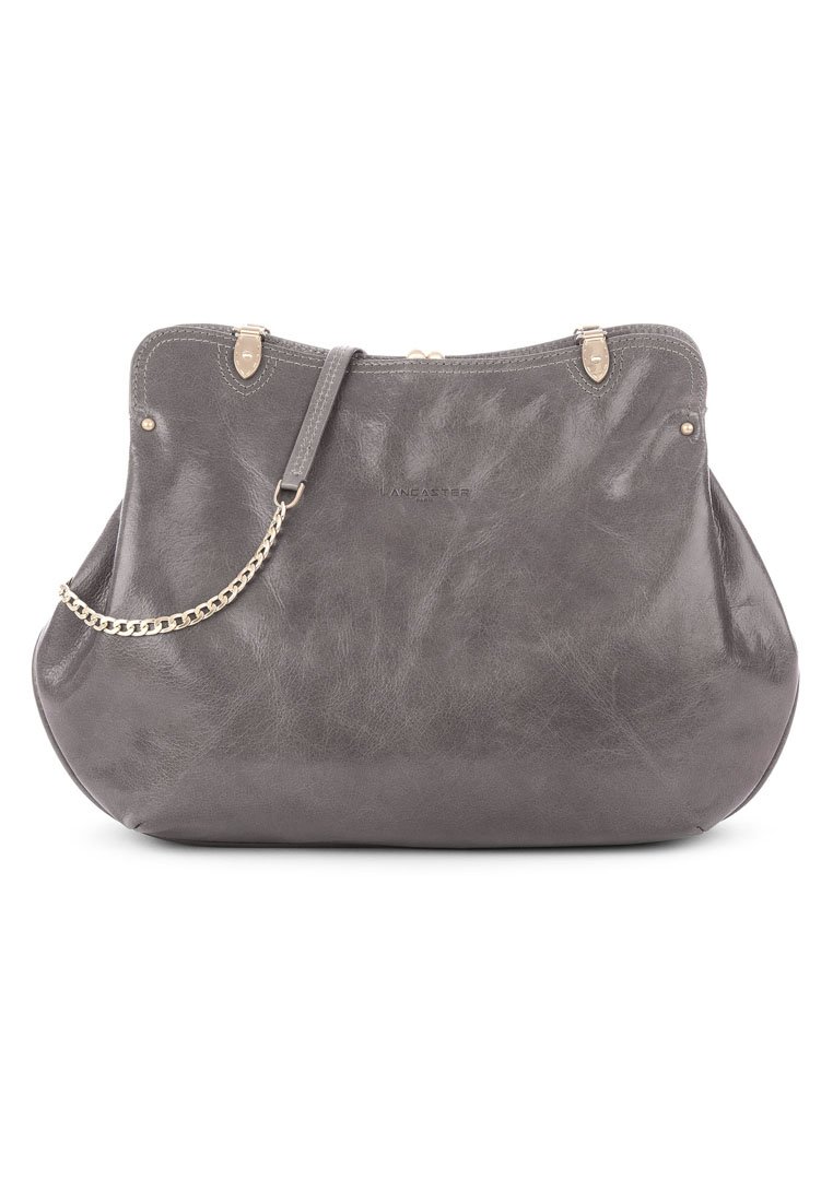 Borsa in pelle grigia con un design morbido, dotata di una tracolla a catena, texture liscia e chiusura superiore sicura. Branding minimalista sul davanti.