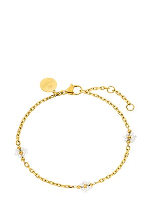 Goldenes Kettenarmband mit drei kleinen weißen Blumenanhängern und einem runden goldenen Anhänger nahe dem Karabinerverschluss auf weißem Hintergrund.