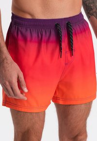 Pánské plavky v oranžovo-fialovém gradientu. Mají elastický pas s černými šňůrkami a kontrastními švy.