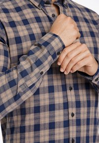 Lindbergh ULTRA SOFT CHECKED LS - Camisa - dk sand