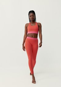 Born Living Yoga NAVANI - Sport-BH med medium stöd - coral