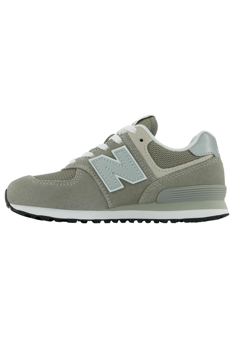 Baskets de sport en daim gris avec des panneaux en mesh, lacets blancs et logo "N" bleu clair. Comprend une semelle rembourrée et des accents texturés.