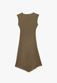 Khaki ærmeløs kjole lavet af struktureret ribbet materiale, med en høj halsudskæring og en asymmetrisk kant.