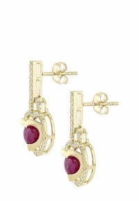 Kullast kõrvarõngad, millel on punane kalliskivi, mida ümbritseb dekoratiivne raamistik ja esile tõstetud väikeste läbipaistvate kivikestega disaini ulatuses.