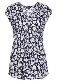 Blommig blus i marinblått med vita blommor. V-ringad design, korta ärmar med volang och veckad framdetalj. Lättviktsmaterial och flödande form.