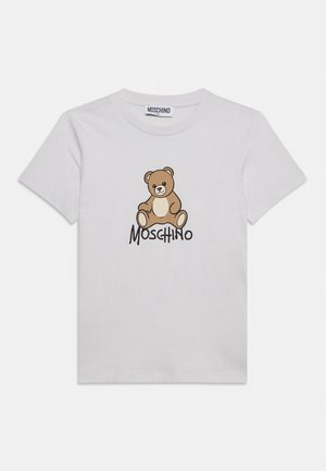 T-shirt blanc à manches courtes avec une illustration centrée d’un ours en peluche marron et le mot "MOSCHINO" imprimé sous l’ours.